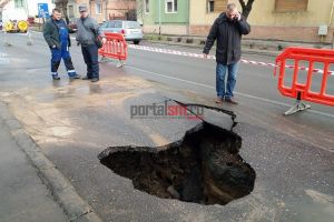 FOTO/VIDEO. Crater uriaş în Satu Mare. S-a surpat asfaltul pe b-dul Octavian Goga