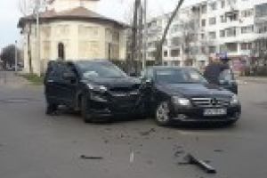 GALERIE FOTO: Impact puternic intre doua autoturisme