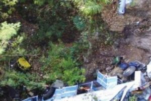 Un autocar plin cu PASAGERI a căzut în PRĂPASTIE