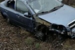 Din cauza neatentiei a ajuns cu masina direct pe calea ferata