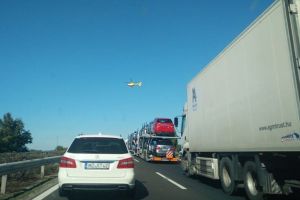 A ADORMIT la volan şi s-a RĂSTURNAT! Se circulă cu DIFICULTATE pe autostradă