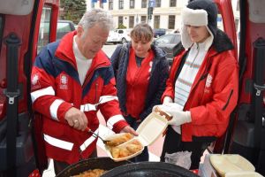 FOTO. Zâmbete în prag de Sărbătoare. Voluntarii Caritas au împărţit mâncare caldă persoanelor nevoiaşe