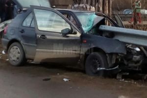 Tânăr mort după ce s-a izbit cu maşina într-un parapet