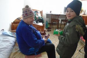 Daruri şi surprize pentru cămine de bătrâni din judeţ, din partea şcolii din Vereşti