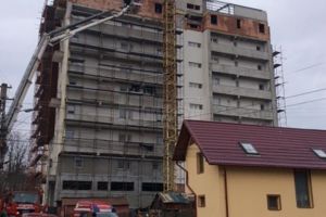 O tânără care a vrut să se arunce de pe o macara, de la 40 de metri înălţime, a fost ...