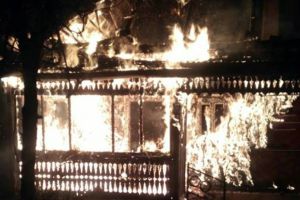 Casă cuprinsă de flăcări, în comuna Gălăuţaş