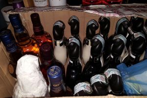 Sute de litri de băuturi alcoolice, produse agroalimentare şi articole de îmbrăcăminte confiscate de poliţişti