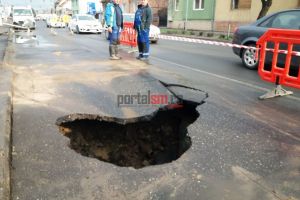 FOTO&VIDEO. Craterul uriaş, consecinţa unei neglijenţe. Totul a pornit de la o ţeavă defectă