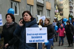 Familiile care au copii cu autism au străbătut oraşul într-un marş. Întâlnire cu şeful CJ (FOTO-VIDEO)