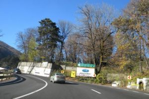 Accident pe DN1, la Posada. O soferita a intrat in decor, trei victime