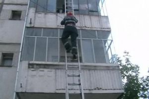 O ploiesteanca a ramas blocata in balcon, pe strada Zidari. Pompierii au urcat pe bloc