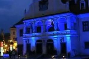 Clădiri iluminate în albastru, pentru conştientizarea autismului