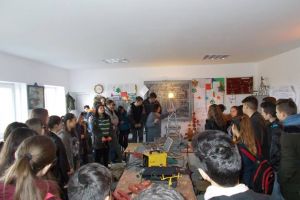 FOTO: ”Ziua porţilor deschise” la Liceul Tehnologic Ocna Mureş. Zeci de elevi de la şcoli gimnaziale, interesaţi de oferta educaţională a liceului