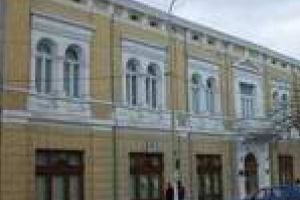 Expozitia contine 55 de lampi antice din colectiile Muzeului Brailei „Carol I”