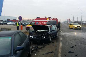 Accident în lanţ provocat de un şofer beat. Două persoane au fost rănite