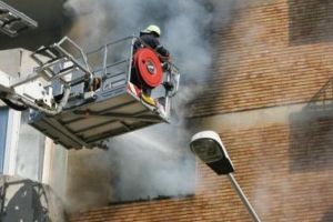 La un pas de TRAGEDIE. Un bloc a luat FOC din cauza IMPROVIZAȚIILOR