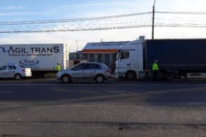 Aşteptând să descarce marfa la „Dedeman” – Camioanele încurcă circulaţia în fiecare dimineaţă