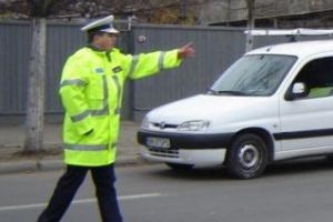 CLUJ: Teribilism sau inconştienţă? Un adolescent de 15 ani a fost prins de poliţişti în timp ce conducea un autoturism