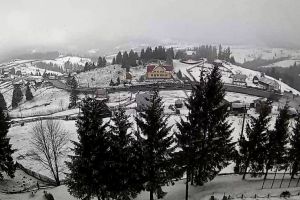 Vremea nu ţine cont de contractele de deszăpezire. În Pasul Tihuţa e iarnă