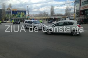Imagini de la eveniment. Accident rutier in zona Brotacei din Constanta. Doua masini implicate (galerie foto)