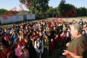 Polonezii ne scapă de veceurile din fundul curţii