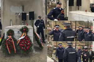 FOTO: Ceremonie de depunere coroane de flori la monumentul din comuna Horea, închinat jandarmului căzut la datorie în timpul mineriadei din 1991