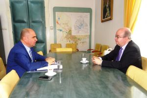 Vizită de rang înalt la Primăria Oradea: ambasadorul Marii Britanii, Paul Brummell, s-a întâlnit cu Ilie Bolojan