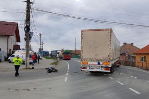 FOTO – Scuter lovit de un TIR la Tălmaciu. Un bărbat este rănit