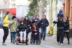 Concurenti in scaune rulante au testat strazile din centrul Timisoarei pentru Timotion