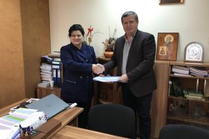 Primarul Mircia Gutau a semnat contractul de finanţare pentru proiectul “Reabilitare termică Colegiul Naţional de Informatică Matei Basarab”