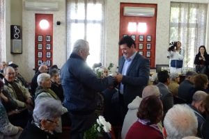 Viceprimarul Eusebiu Veteleanu a premiat 33 de cupluri cu ocazia aniversării unei jumătăţi de veac de căsnicie