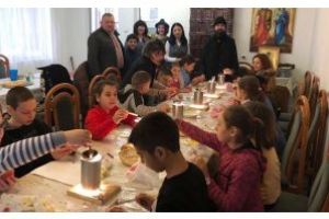 Primăria Vlădeşti sprijină desfăşurarea primei ediţii a “Taberei de încondeiat ouă” de la Mănăstirea “Sfântul Nectarie”