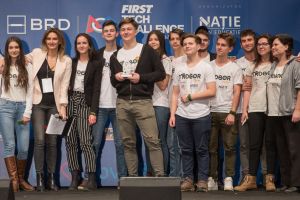 16 elevi de aur în robotică