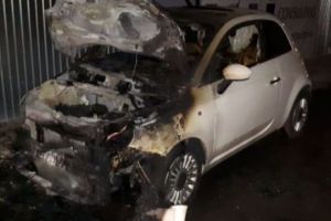 Cazul maşinilor incendiate. Poliţia caută mai mulţi piromani