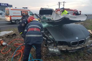 Tânărul care s-a izbit cu maşina de un copac a murit