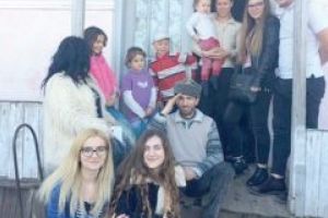 “Am găsit părinţi îngrijoraţi de ziua de mâine”: “Solidar”, cu daruri la Hoceni