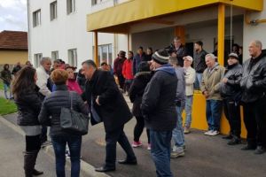 „Iepuraşul” le-a adus cadoul pe care l-au dorit: cheile apartamentelor. Primăria Deva a predat, ieri, locuinţele sociale din cartierul Grigorescu