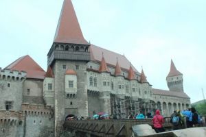 Castelul Corvinilor rămâne „pe val”