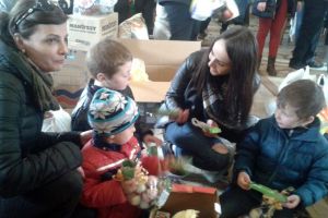 Studenţii i-au făcut fericiţi pe  copiii din Fulgeriş