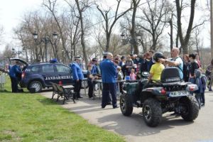Infractori înarmaţi, capturaţi cu focuri de armă de jandarmii ilfoveni, în Parcul Mogoşoaia. Exerciţii demonstrative de Ziua Jandarmeriei