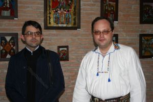 Un fiu al satului Feldru i-a învăţat pe copii să picteze icoane pe sticlă (FOTO)