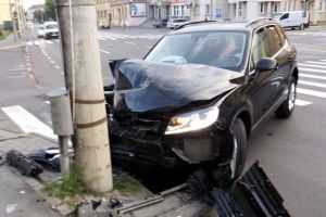 A intrat cu maşina în stâlp cu maşina furată. Alcoolemie de 0,52 la şofer