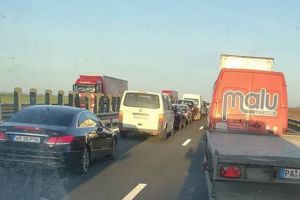 ATENŢIE! AGLOMERAŢIE în Vama Nădlac. Coadă de 25 de kilometri pe autostradă