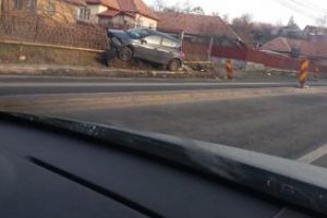 Accident în Feleacu! Un şofer a ”parcat” în gardul unui localnic - FOTO