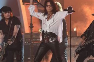 Show rock MACABRU. Alice Cooper, SPÂNZURAT pe scenă în timpul unui concert