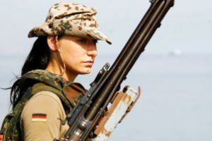 Armata germana va introduce uniforme mai largi pentru femeile militar insarcinate