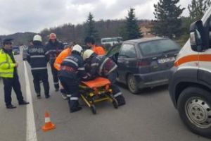 Accident la intrare în Dej. O şoferiţă de 19 ani a lovit în plin un autoturism VIDEO