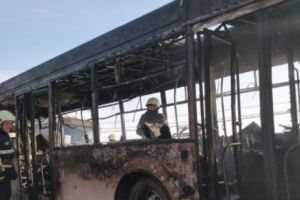 Un autobuz cu pasageri a luat FOC din MERS! Flăcările uriaşe L-AU MISTUIT. News Alert!