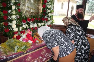 Din peste 20 de mănăstiri şi biserici care au moaşte, documente de autenticitate semnate de ...