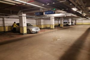 Parcările subterane din Centrul Sucevei, golite de maşini, după introducerea taxei de parcare